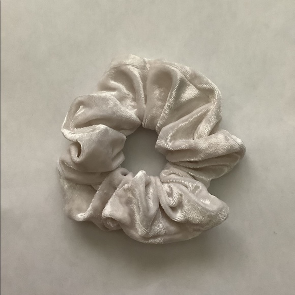 Soft velvet scrunchies - Picture 10 of 16